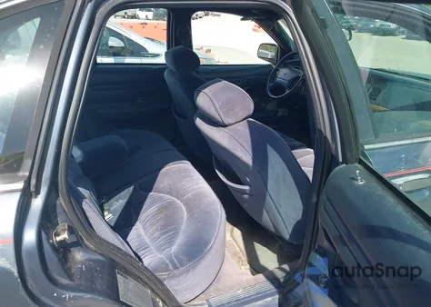 1996 Ford Crown Victoria Lx z USA, uszkodzony, nr VIN 2FALP74W3TX201015